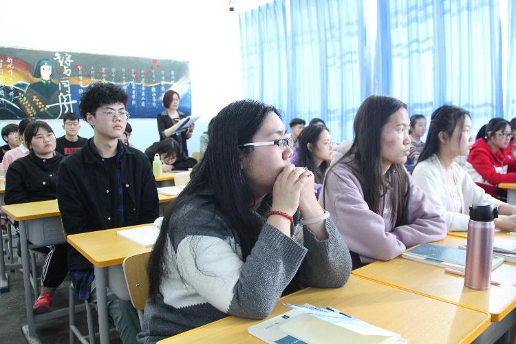 同学们专注地听课 同学们专注地听课
