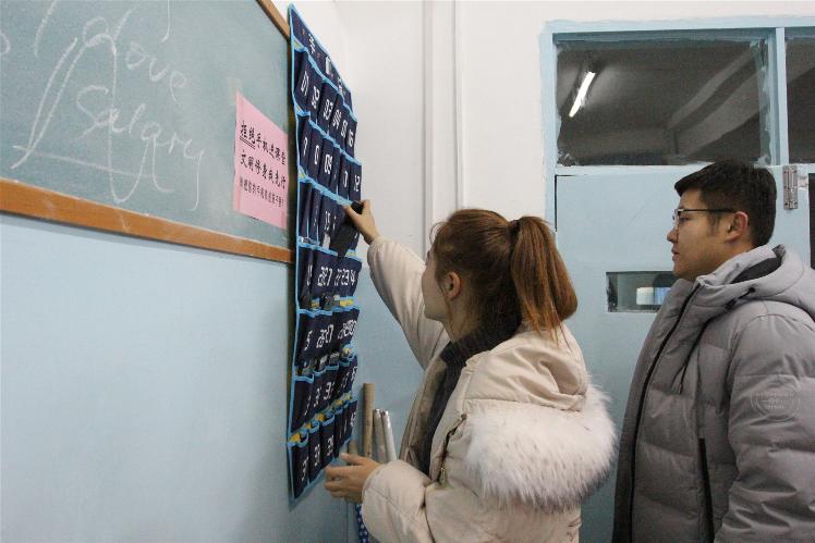 文化艺术系同学们课前主动把手机放入收纳袋 文化艺术系同学们课前主动把手机放入收纳袋