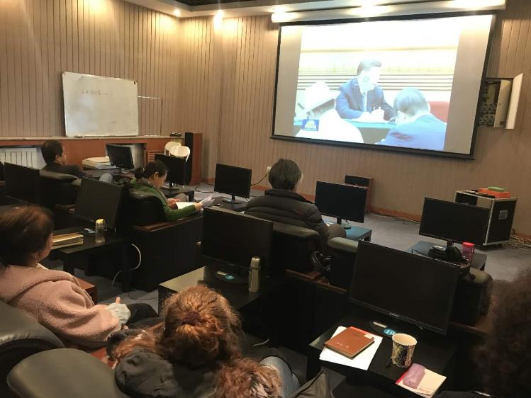 图书馆干部教师观看两会视频 图书馆干部教师观看两会视频