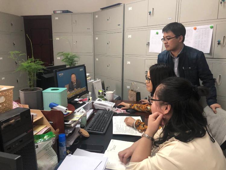 研究生处干部教师观看两会视频 研究生处干部教师观看两会视频