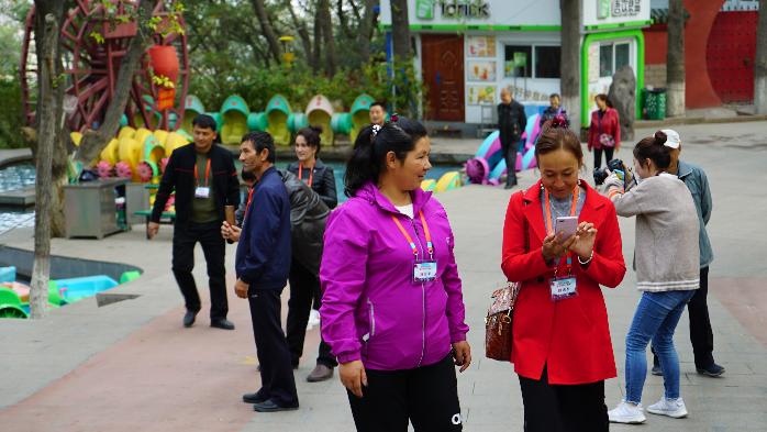 亲戚们游览红山公园 亲戚们游览红山公园