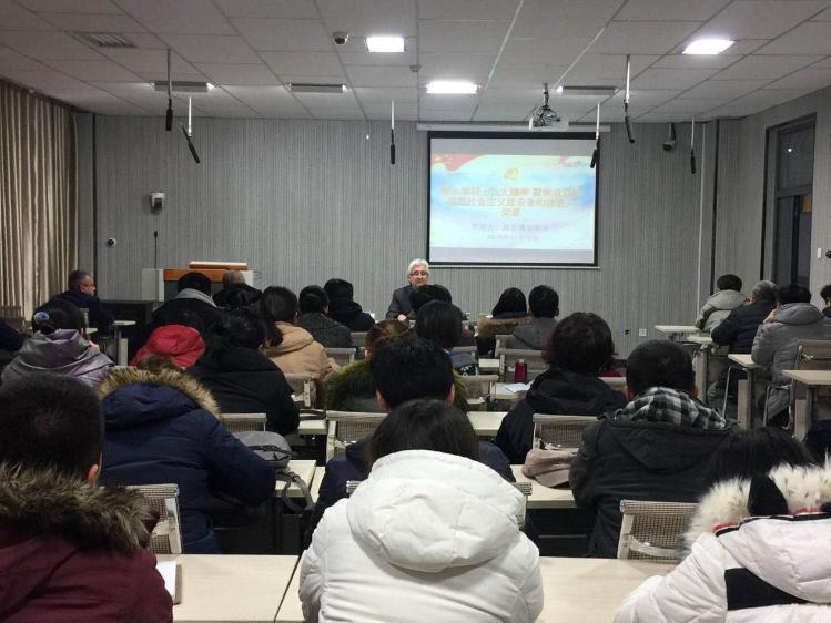 干部教师认真听党课 干部教师认真听党课