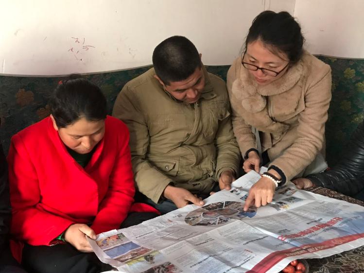 学院干部教师为亲戚讲解党报内容 学院干部教师为亲戚讲解党报内容