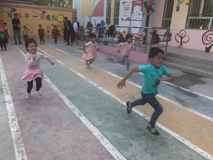 接力比赛中的孩子们 接力比赛中的孩子们