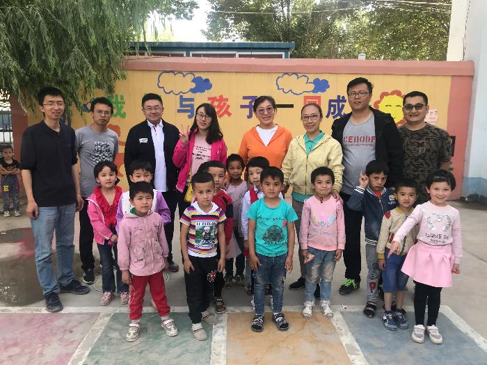 学院“民族团结一家亲“结亲干部教师与孩子们欢度六一 学院“民族团结一家亲“结亲干部教师与孩子们欢度六一