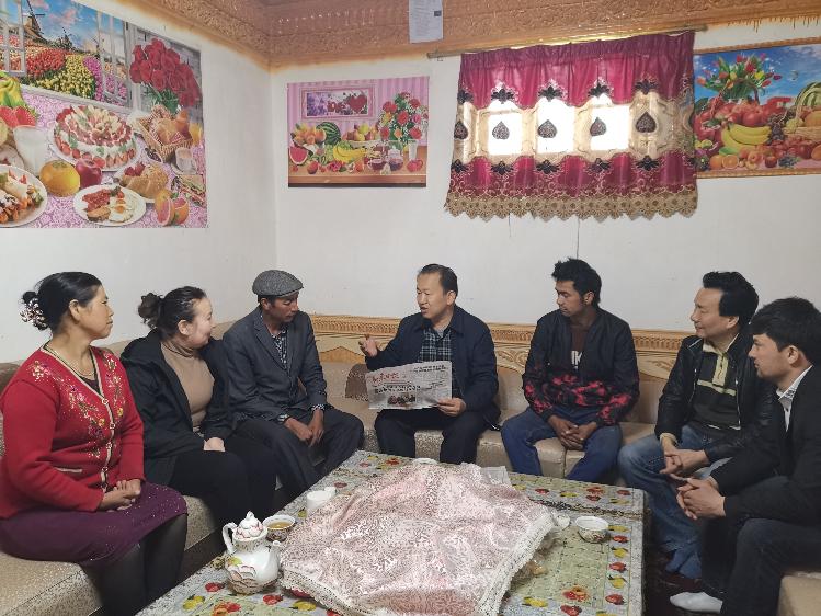 学院领导与结亲干部教师、村民一起学习党报 学院领导与结亲干部教师、村民一起学习党报