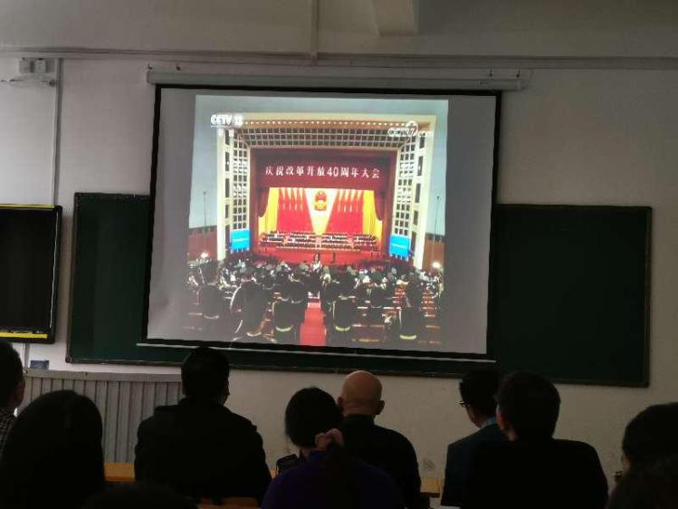 语言文化系(预科部)教职工认真观看视频录像 语言文化系(预科部)教职工认真观看视频录像