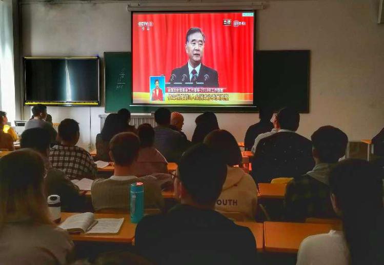 语言文化系(预科部)师生观看两会视频 语言文化系(预科部)师生观看两会视频